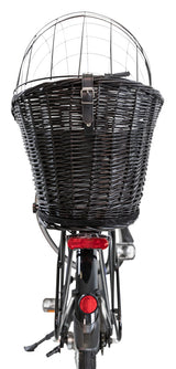 Schwarzer Fahrradkorb aus Rattan mit einem Metallgitteraufsatz, montiert auf einem Fahrradgepäckträger.