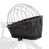 Ein schwarzer Fahrradkorb aus Geflecht und Draht, an einem Fahrrad befestigt, mit gewölbtem Gitter als Abdeckung.