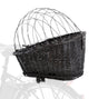 Ein schwarzer Fahrradkorb aus Geflecht und Draht, an einem Fahrrad befestigt, mit gewölbtem Gitter als Abdeckung.