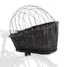 Ein schwarzer Fahrradkorb aus Geflecht und Draht, an einem Fahrrad befestigt, mit gewölbtem Gitter als Abdeckung.