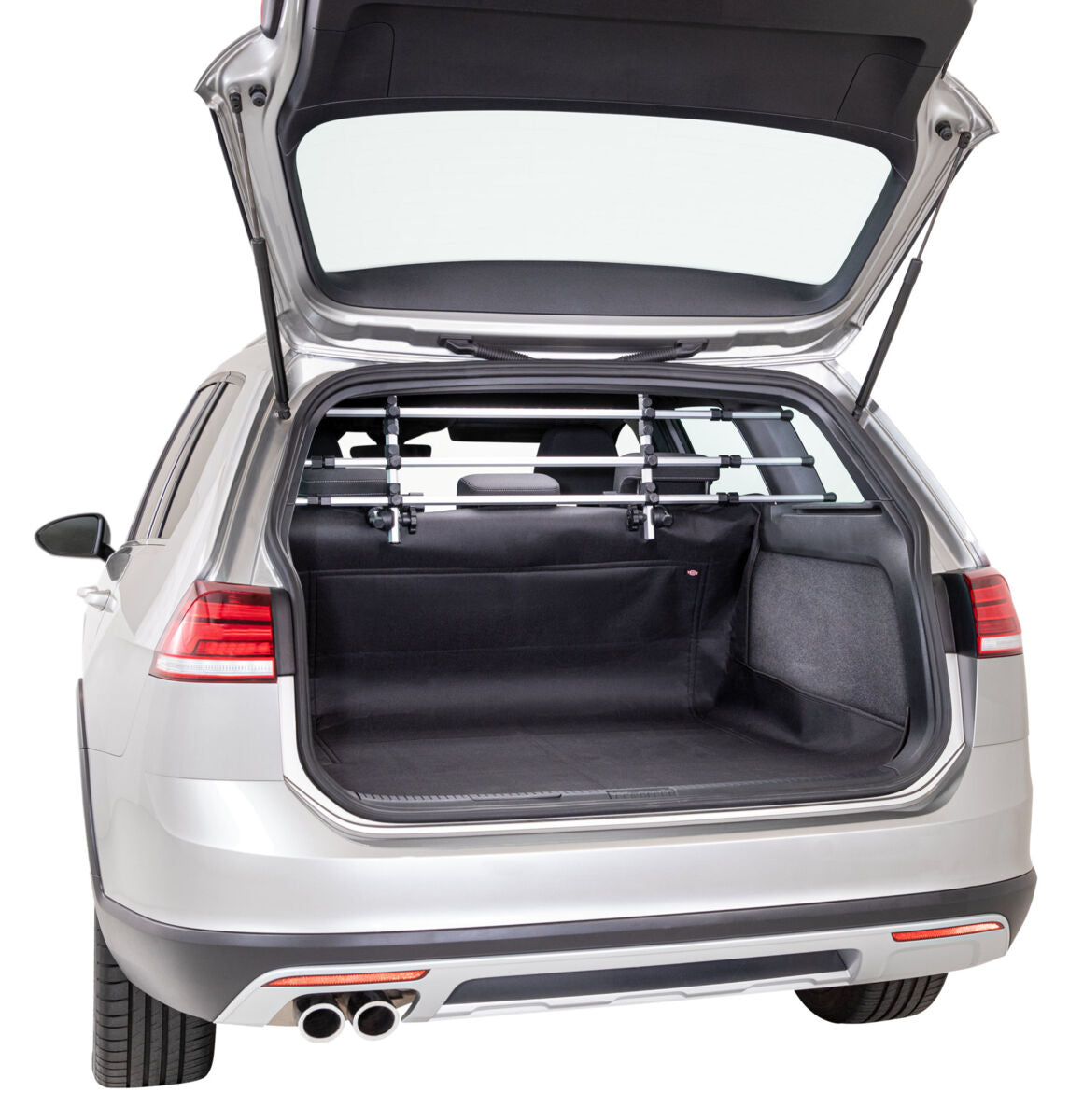 Silbernes Auto mit geöffnetem Kofferraum, Sicht auf schwarzen Innenraum mit Schutzabdeckung hinten.