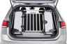 Geöffneter Kofferraum eines Autos mit silbernem Gitter, sicher befestigt und horizontal ausgerichtet.