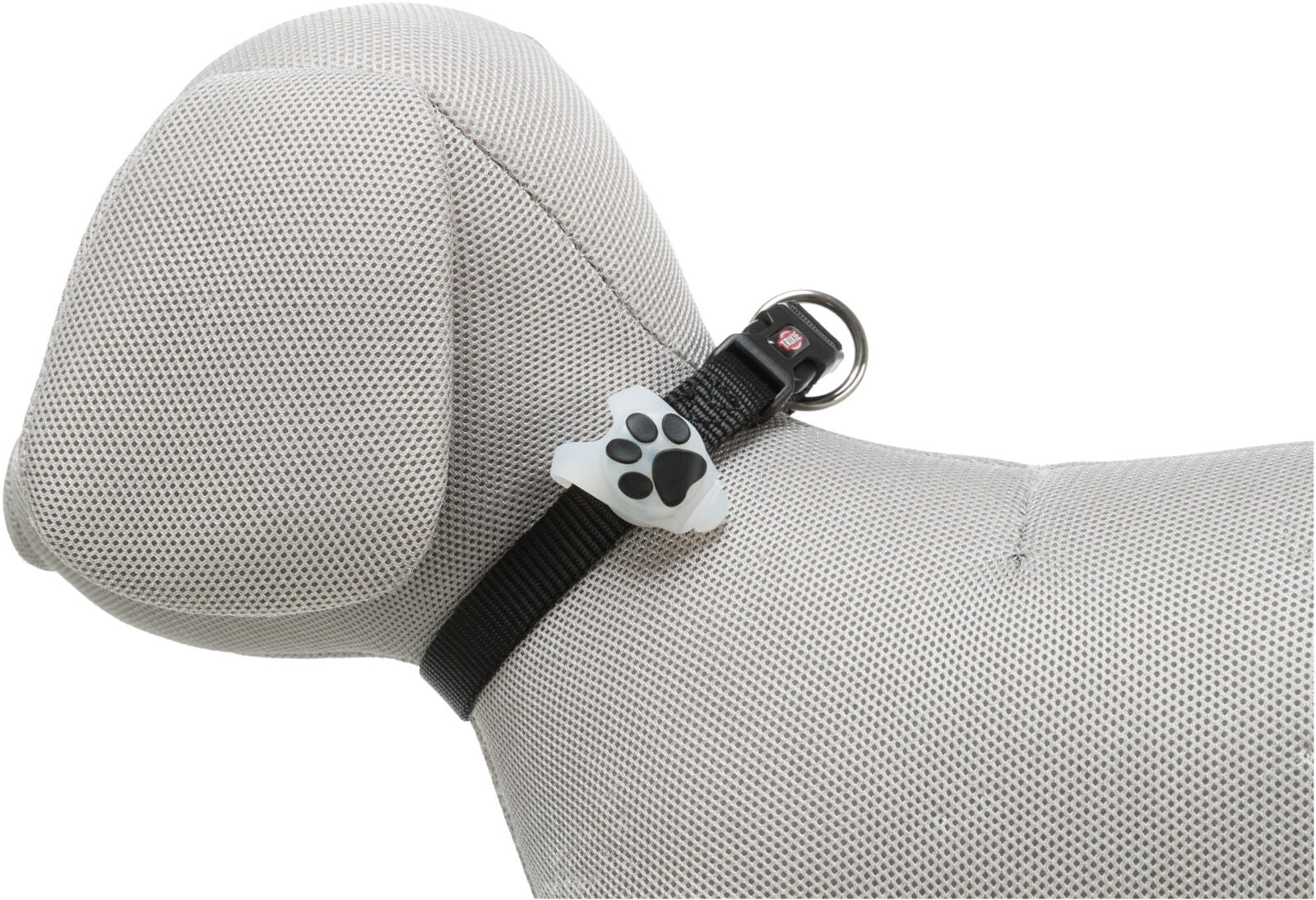Graues Modell eines Hundes mit schwarzem Halsband, an dem ein Pfotenförmiger Anhänger befestigt ist.