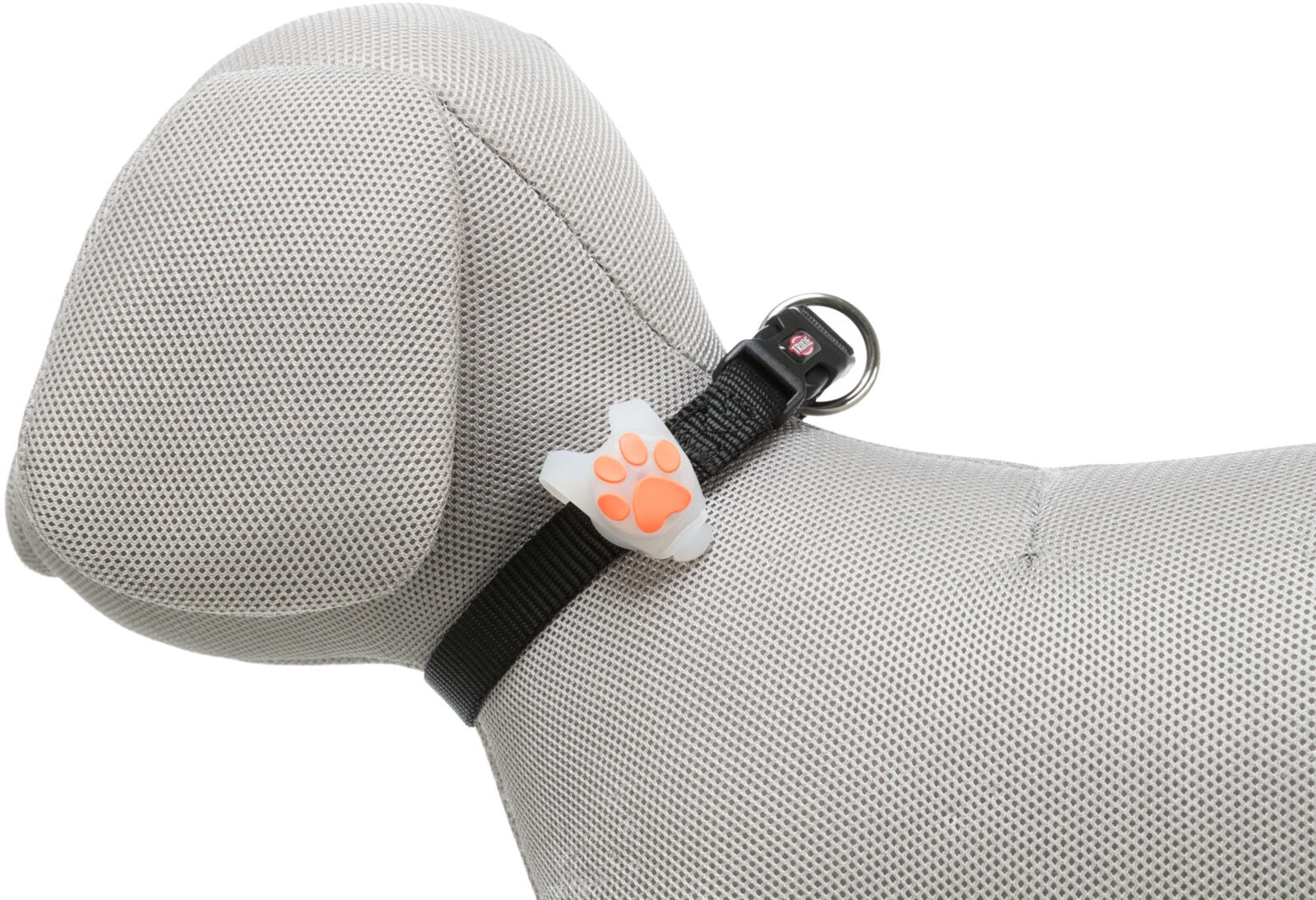 Graues, stoffbezogenes Hundemodell mit schwarzem Halsband, darauf ein weißer Anhänger mit orangefarbener Pfotenform.