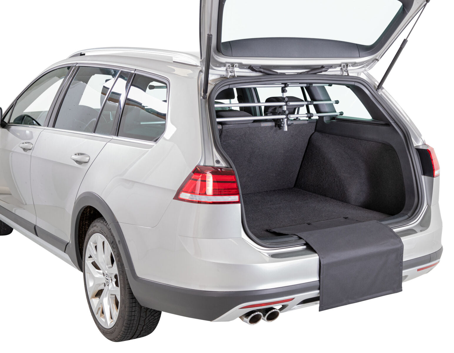 Silberner Kombi mit geöffnetem Kofferraum, schwarzem Kofferraumschutz und sichtbarer Kopfstützenstrebe.