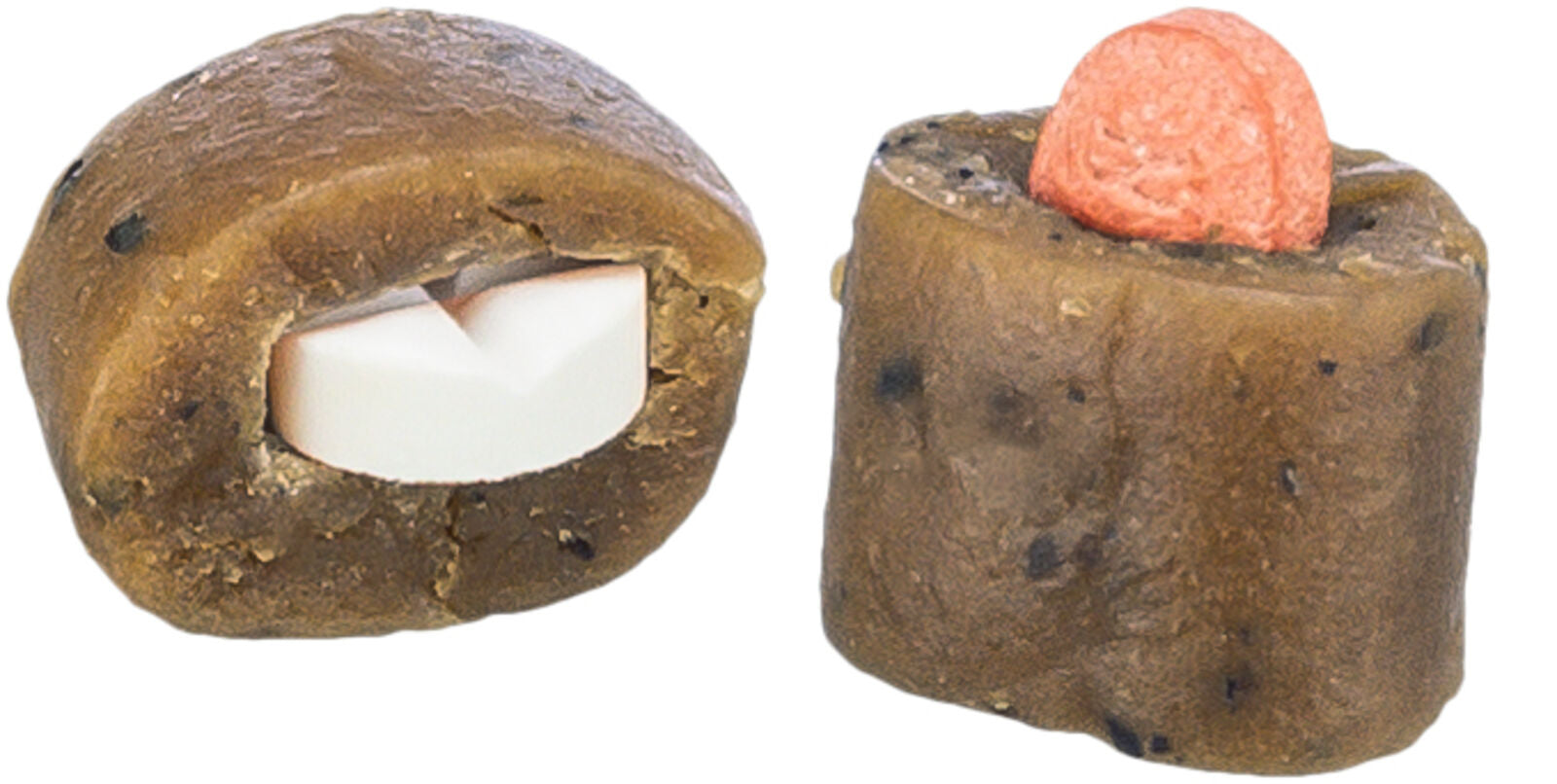 Zwei runde, braune Objekte mit einer Öffnung, eines mit einer weißen Tablette, das andere mit einer roten Füllung.
