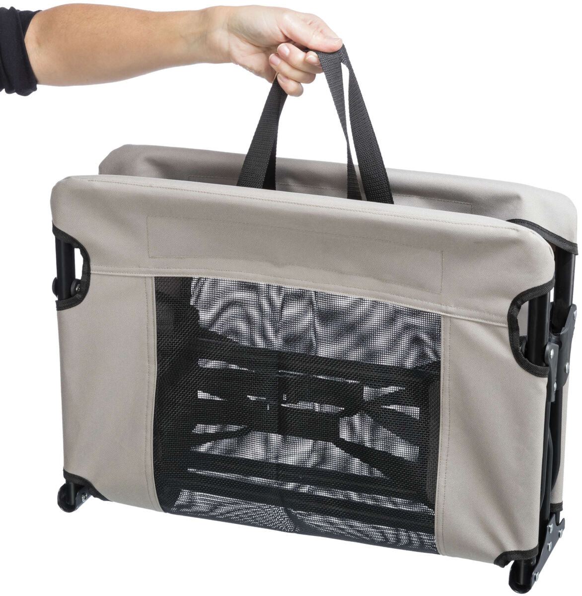 Gefalteter, rechteckiger, beigefarbener Tragetasche mit schwarzen Griffen und Netzfenster; Hand hält Griffe.