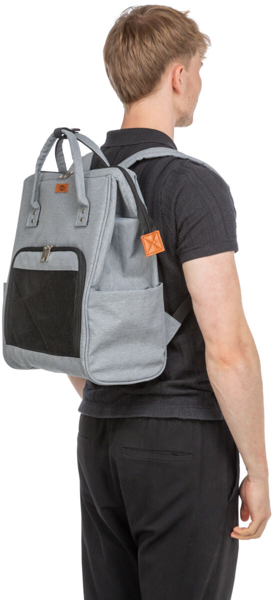 Person trägt einen grauen Rucksack mit schwarzen Details und einer vorderen Netztasche.