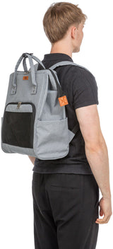 Person trägt einen grauen Rucksack mit schwarzen Details und einer vorderen Netztasche.