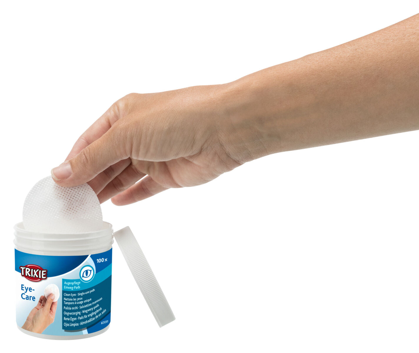 Hand nimmt ein rundes weißes Pad aus einem geöffneten, weißen Behälter mit blauer Etikettierung für Augenpflege von Trixie.