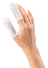 Eine Hand mit zwei Fingern in weißen Fingerhülsen, die leicht transparent sind, auf weißem Hintergrund.