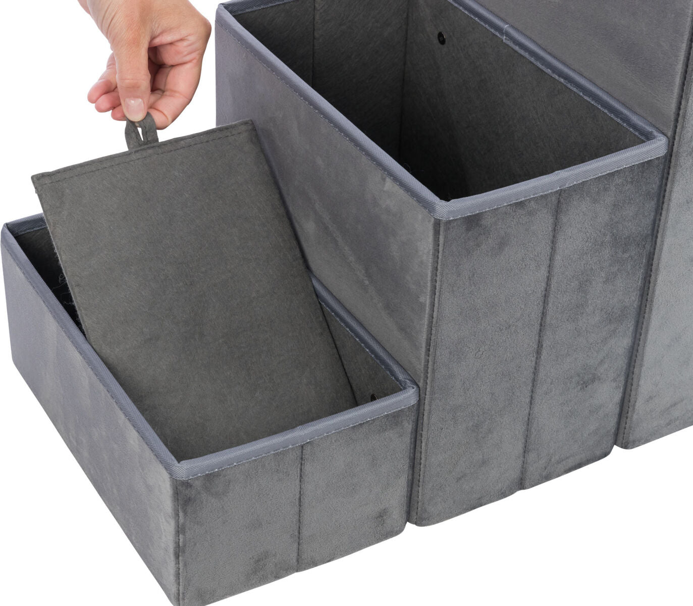 Grauer Stoff-Organizer mit herausnehmbaren Trennwänden, eine Hand zieht eine Trennwand hoch.