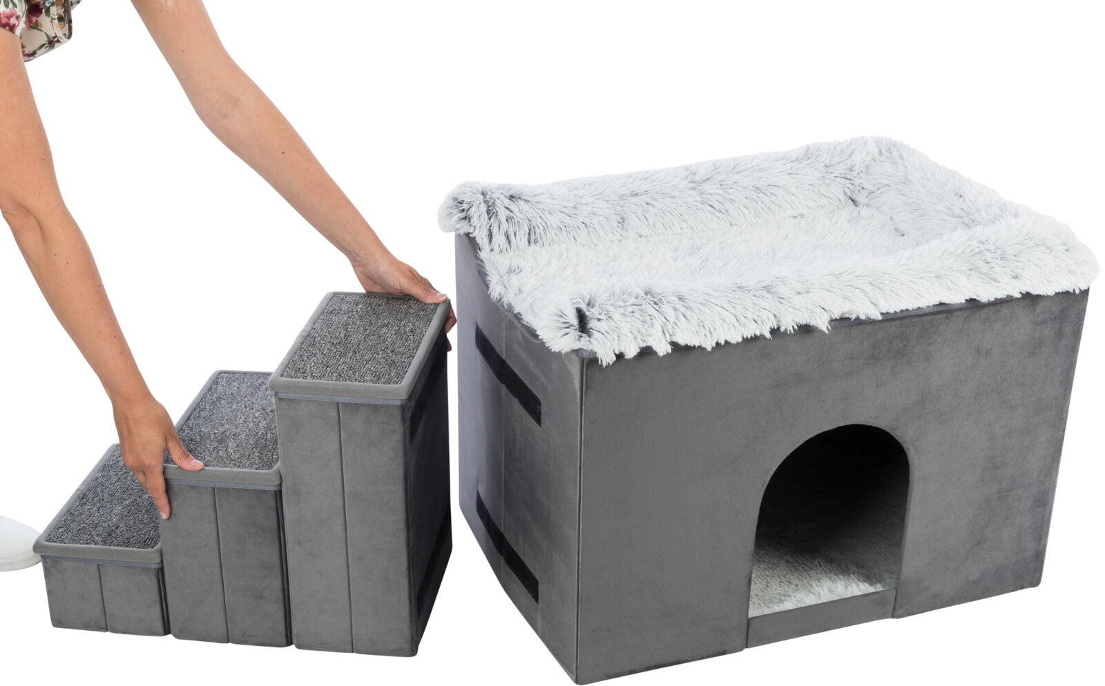 Graue Treppe mit Teppichbelag wird neben grauer Höhle mit flauschigem Rand von einer Person platziert.