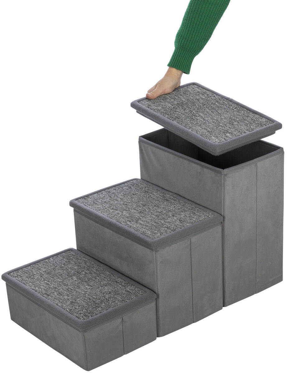 Graue, dreistufige Treppe mit abnehmbaren Deckeln, die eine Person mit grünem Ärmel öffnet.