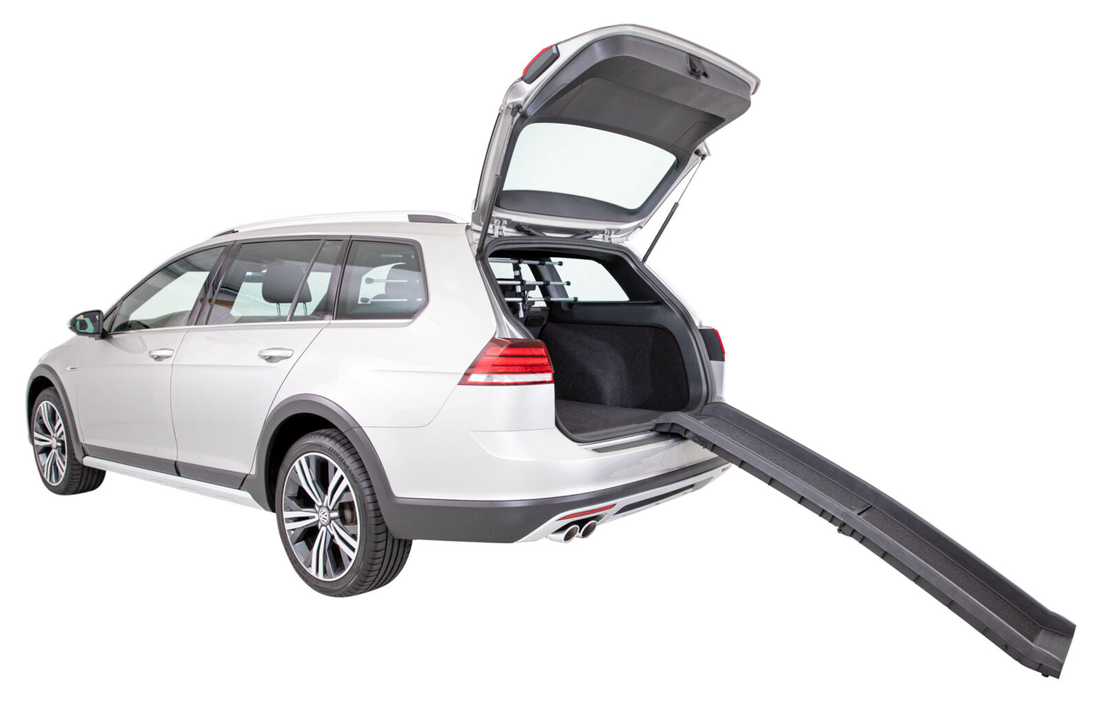 Silberner Kombi mit geöffnetem Kofferraum, schwarze Rampe führt in den Innenraum, der Boden ist leer.