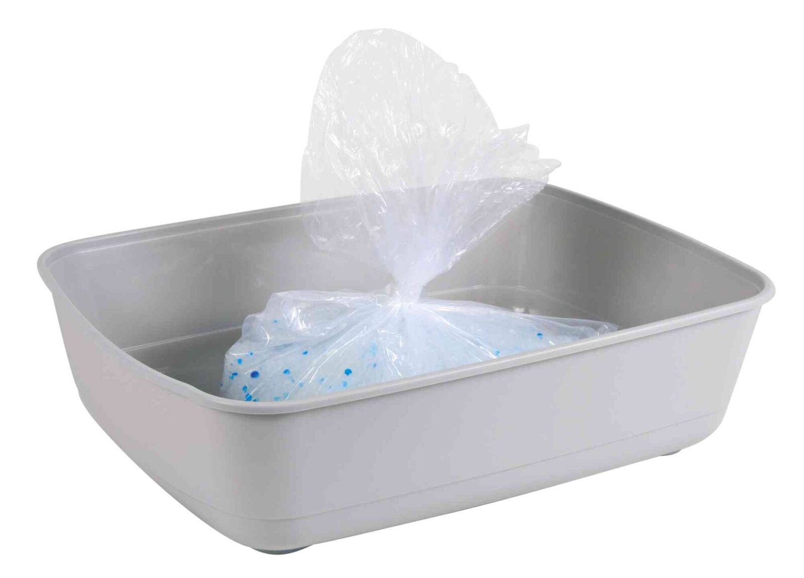 Graue, rechteckige Katzentoilette mit transparentem Beutel gefüllt mit blauen und weißen Pellets.