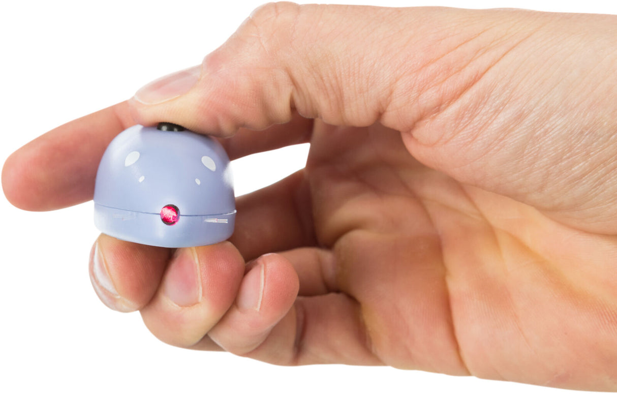 Daumen und Finger halten ein kleines, glattes, blaues Gerät mit einem roten Licht an der Vorderseite.
