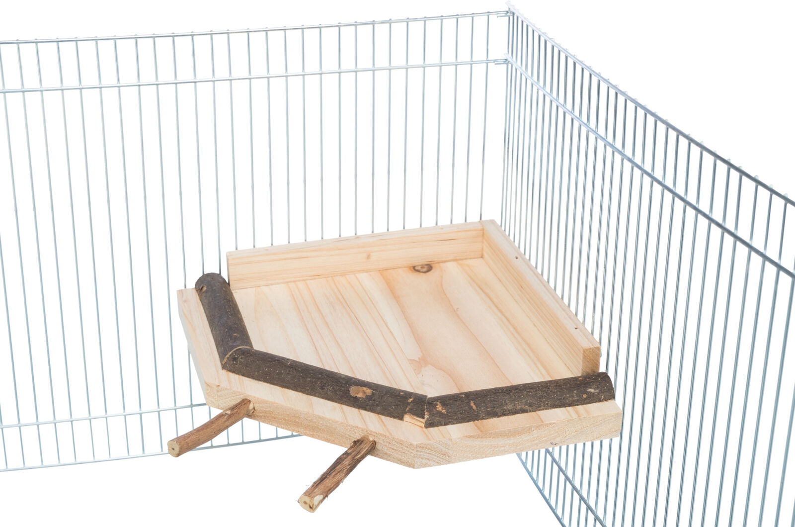 Holzplattform in einer Zimmerecke, befestigt an einem silbernen Gitterzaun, mit Naturholzstämmen.