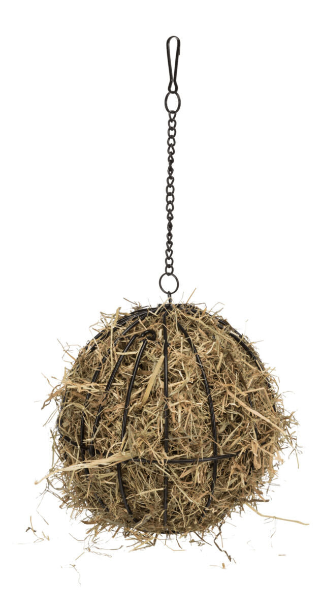 Metallene Kugel mit Heu gefüllt, an einer Kette zum Aufhängen befestigt, Heu ragt durch Gitterstäbe heraus.