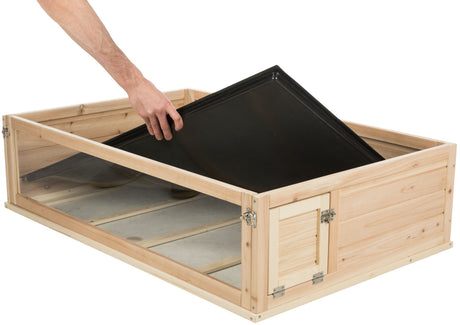 Holzkiste mit transparenten Seiten, offener Deckel wird von einer Hand gehalten, schwarzer Einsatz liegt darin.