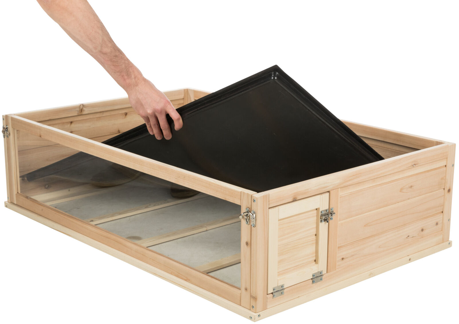 Holzkiste mit transparenten Seiten, offener Deckel wird von einer Hand gehalten, schwarzer Einsatz liegt darin.