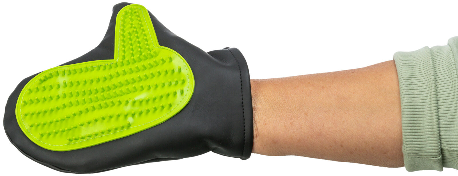 Schwarzer Handschuh mit grünem Noppenfeld auf der Handfläche, getragen von einem Arm mit hellgrünem Ärmel.