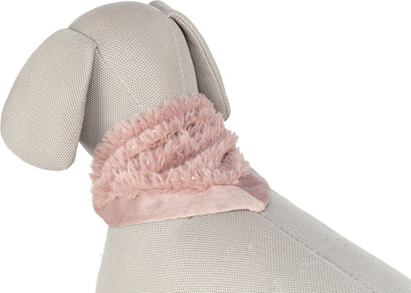 Stoffmodell eines Hundes trägt einen rosafarbenen, flauschigen Schal um den Hals.