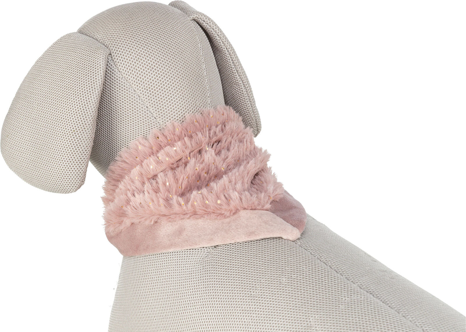 Stoffmodell eines Hundes trägt einen rosafarbenen, flauschigen Schal um den Hals.